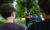 Polizist zeigt Jugendlichen im Aufprallsimulator die Bedeutung des Anschnallens.