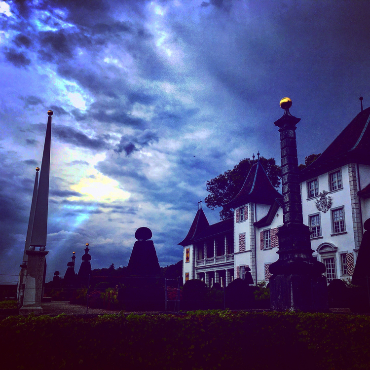 Dramatischer Himmel Schloss Waldegg Schloss Waldegg bei Nacht mit Wolken am Himmel
