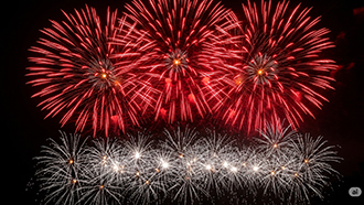 Feuerwerk zum ersten August in den Solothurner Farben Rot und Weiss
