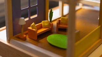 Ein Spielzeug Wohnzimmer mit zwei Sofas
