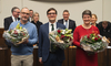 Der frisch gewählte Kantonsratspräsident 2020 Daniel Urech steht mit Blumenstrauss im Kantonsratssaal. Zusammen mit Hugo Schumacher und Nadine Vögeli.