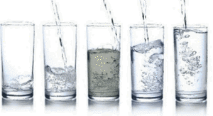 Risikoprofil Mittel trans Fünf gefüllte Wassergläser. Eins davon mit verschmutztem Wasser