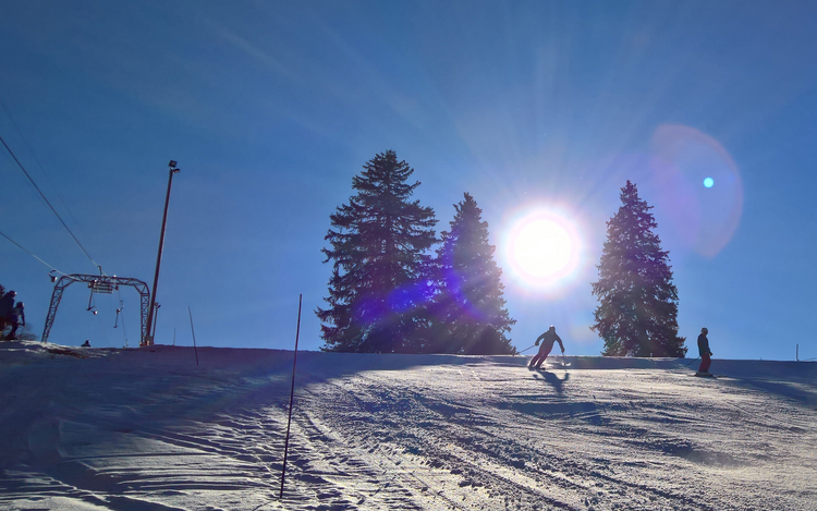 Auf den Jurahöhen Skifahren im Winter und Spazieren im Sommer