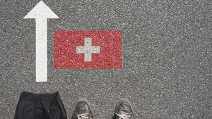 Schweizer Flagge mit Pfeil nach vorne auf Boden gemalt