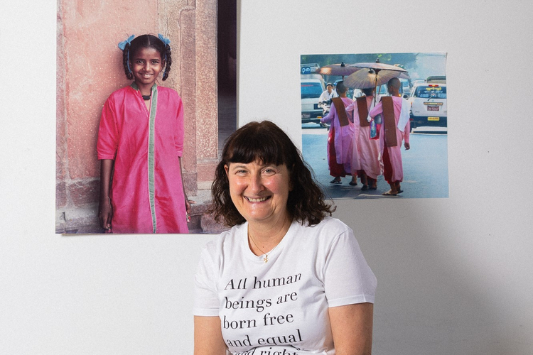 Carmen Niederberger in ihrem Büro mit Fotos von Menschen aus aller Welt