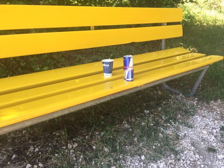 Abfall auf Sitzbank
