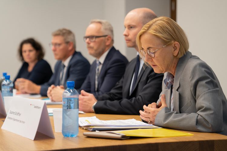 Medienkonferenz: Bericht zur aufsichtsrechtliche Untersuchung in Sachen William W Susanne Schaffner sitzt an einem Tisch und informiert die Medienschaffenden.