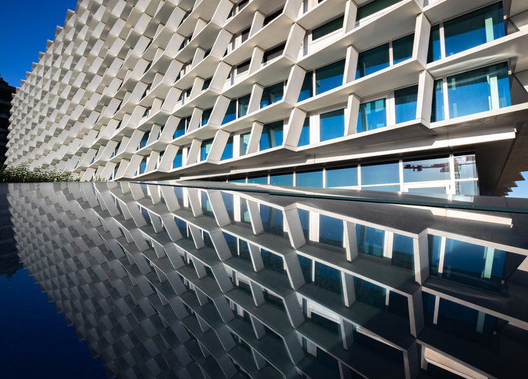 Die Fassade des Neubaus Bürgerspitals Solothurn mit viel Glas.