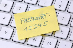 Ein Post It auf Tastatur, beschriftet mit Passwort 1234