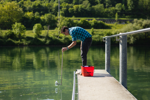 Simon Stüdeli Simon Stüdeli nimmt hier Wasserprobe aus der Aare.