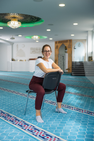 Julia Vitelli Julia Vitelli in der Moschee der albanisch-islamischen Glaubensgemeinschaft in Zuchwil