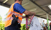 Ein Kind erhält nach bestandener Veloprüfung eine Medaille von der Polizei