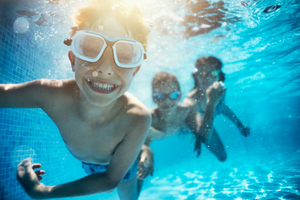Kinder im Schwimmbad unter Wasser ©iStock