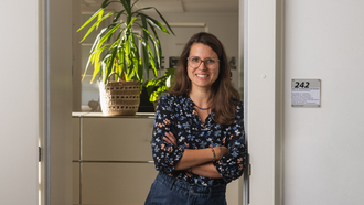 Yvonne Nachbur vor dem Büro der Interinstitutionellen Zusammenarbeit