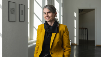 Kantonsärztin Bettina Keune-Dübi steht vor ihrem Büro.