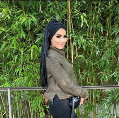 Selina Safiri Porträt von Selina Safiri
