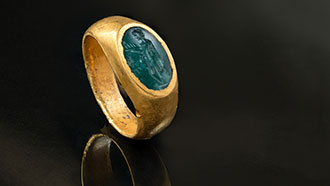 Fingerring (für ein Kleinkind) aus dem Attisholzwald: uf dem grünen Stein ist der römische Glücksgott Bonus Eventus dargestellt. Mit diesem Glückssymbol sollte der Ring dafür sorgen, dass das Kind gut aufwachsen möge.