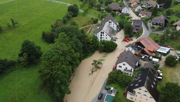 Luftbild überschwemmter Strasse in Stüsslingen