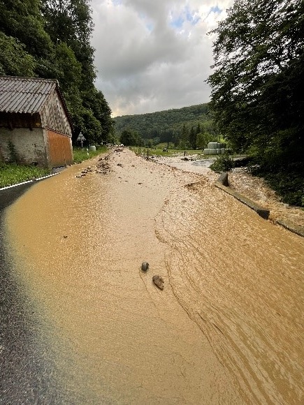 Detailbild überschwemmter Strasse in Stüsslingen