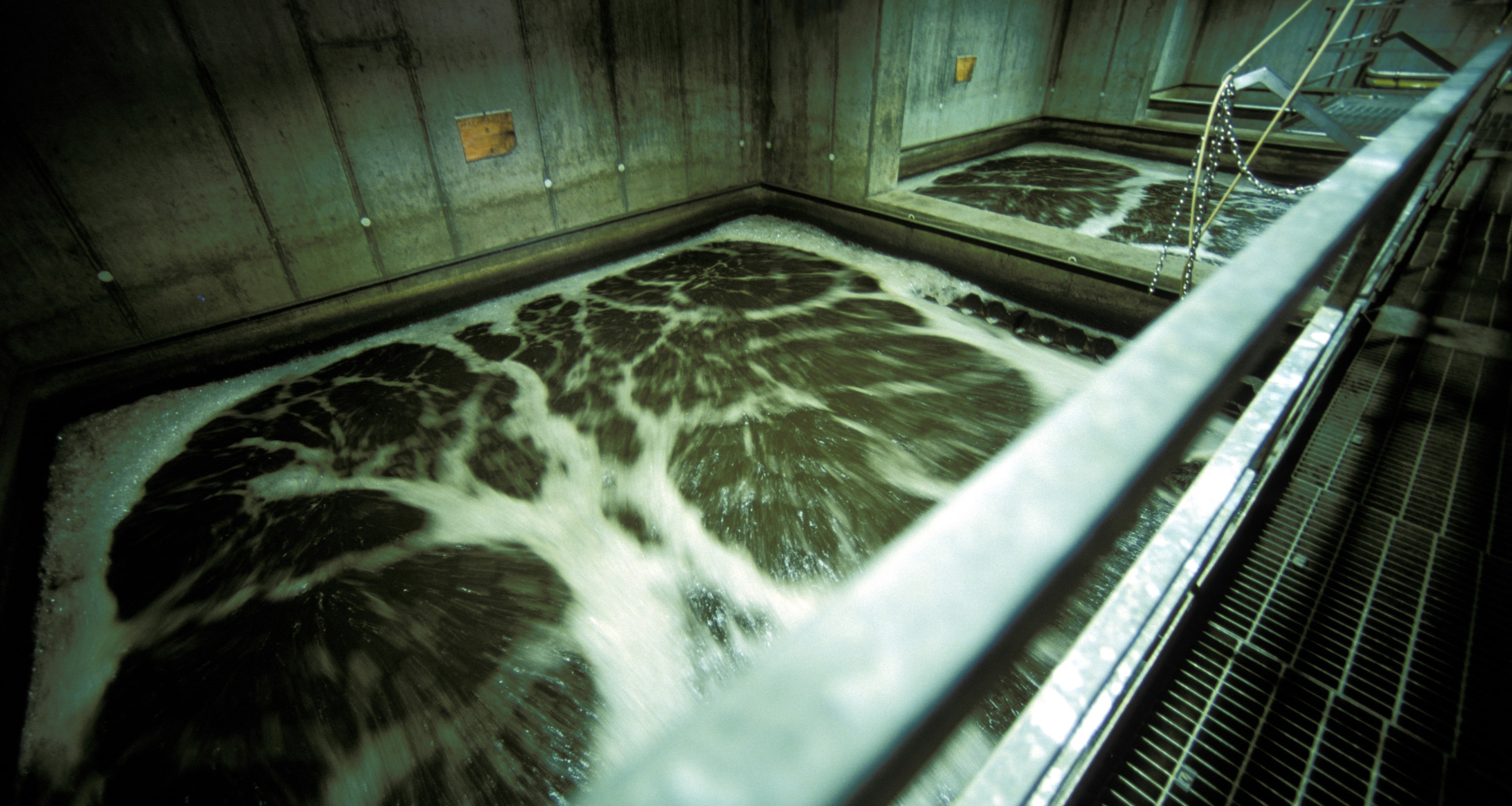 Zwei Betonbecken mit Industrieabwasser