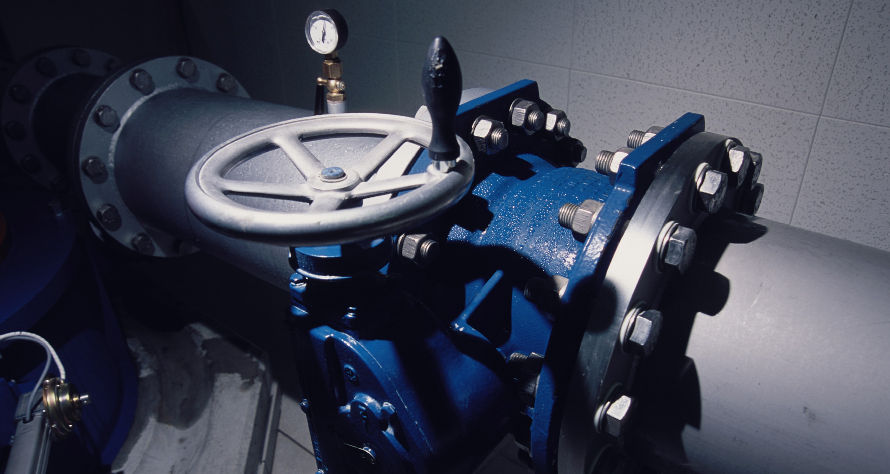 Trinkwasserleitung mit blauem Absperrventil