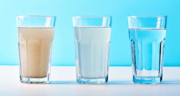 Drei Wassergläser mit Inhalt von verschiedener Flüssigkeit