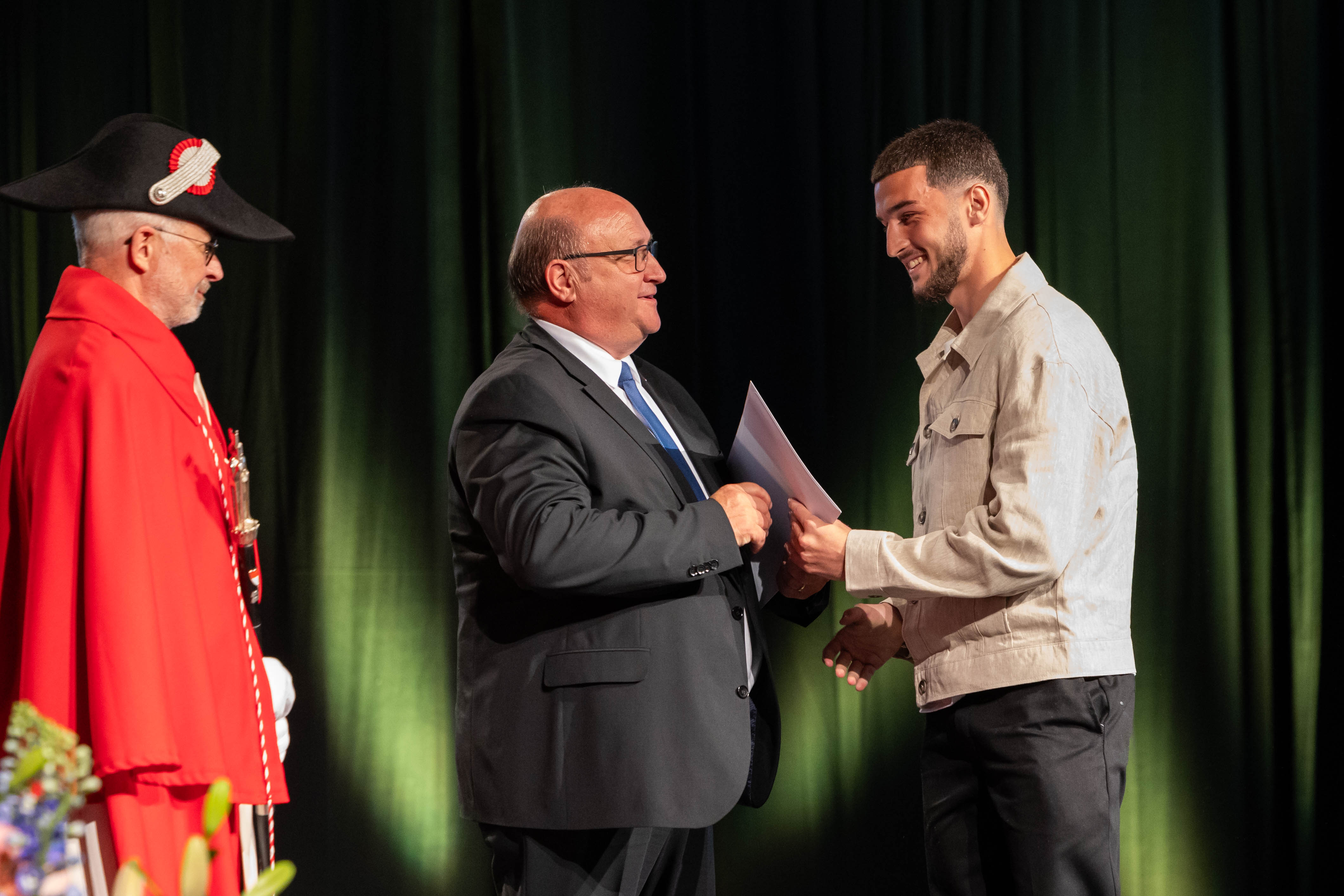 Foto Preisübergabe Leon Avdullahu