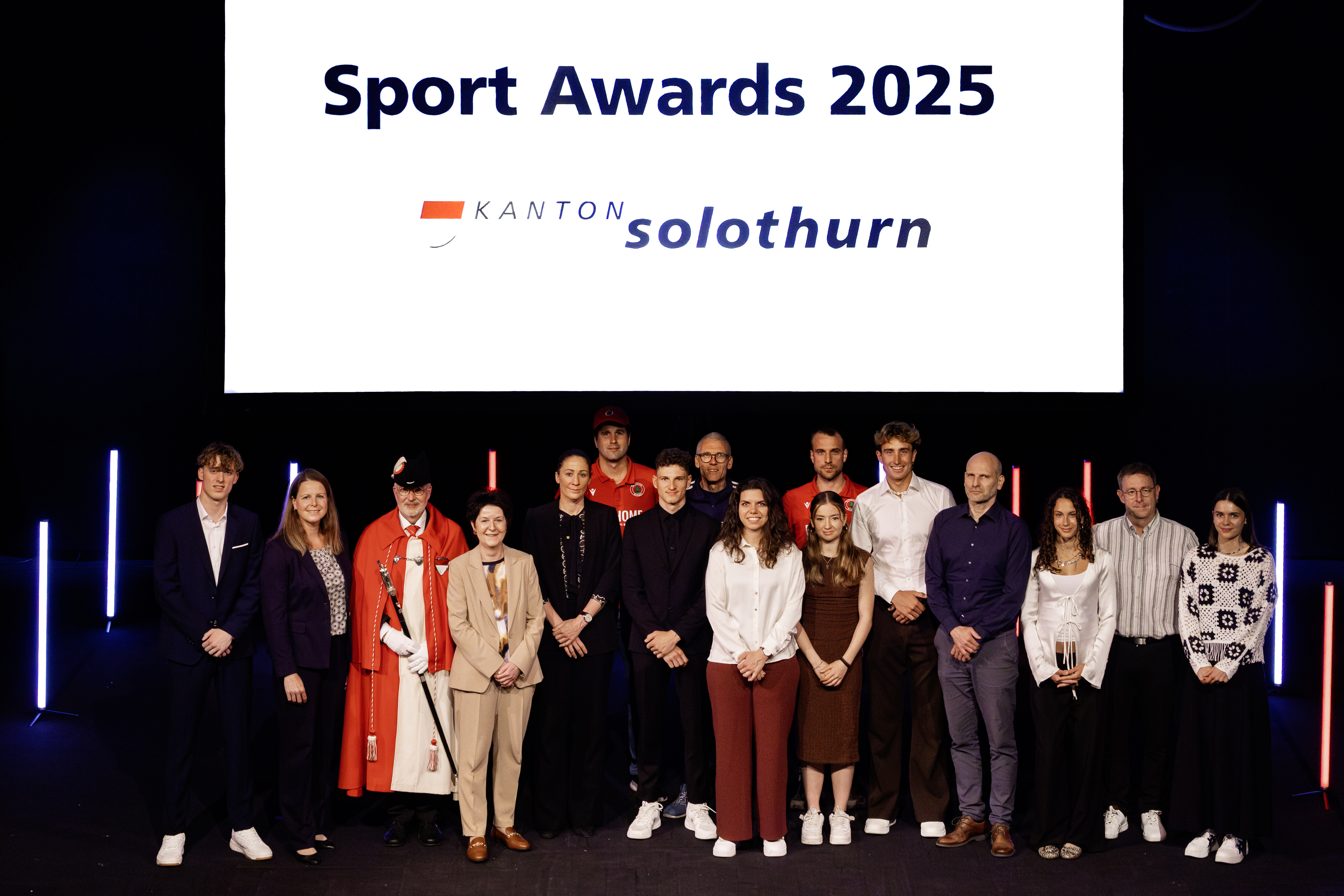 Ein Gruppenfoto zeigt alle ausgezeichneten Sportlerinnen und Sportler gemeinsam mit Frau Landammann Sandra Kolly.