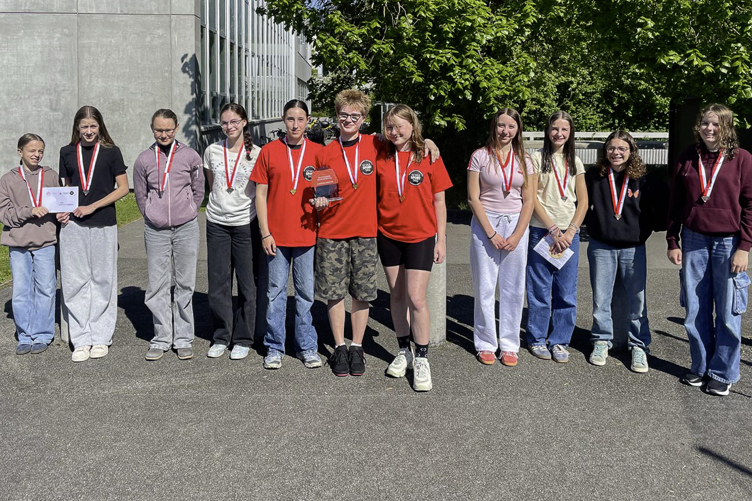 Schwimmen Maedchen 7.-9. Klasse - Siegerfoto alle Podestplätze