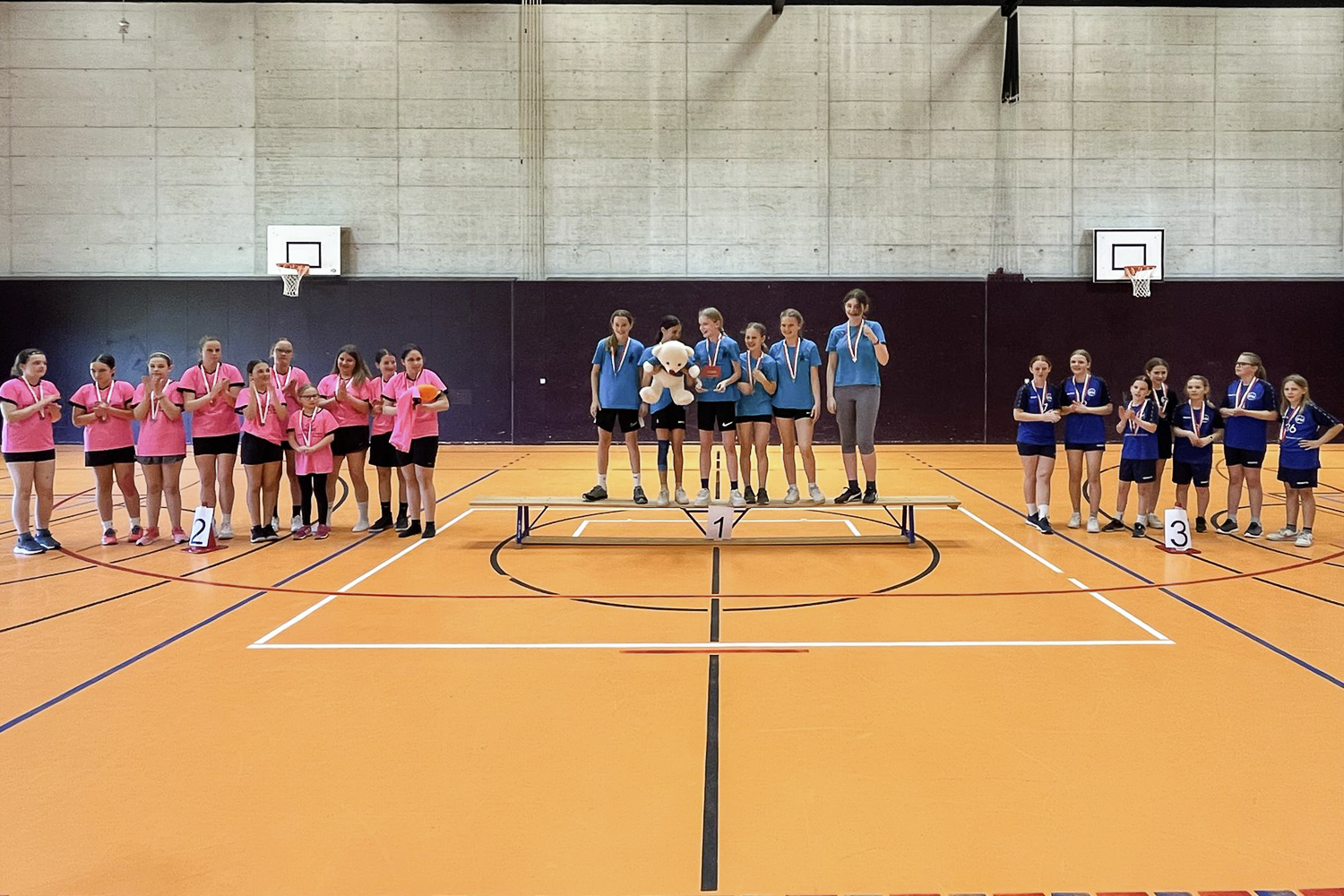 Unihockey Mädchen 5.-6. Klasse - Siegerfoto alle Podestplätze