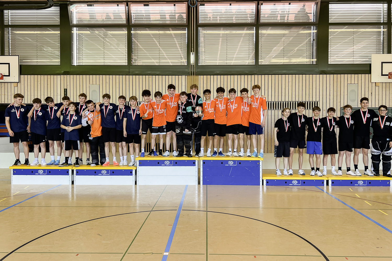 Unihockey Knaben 7.-9. Klasse - Siegerfoto alle Podestplätze