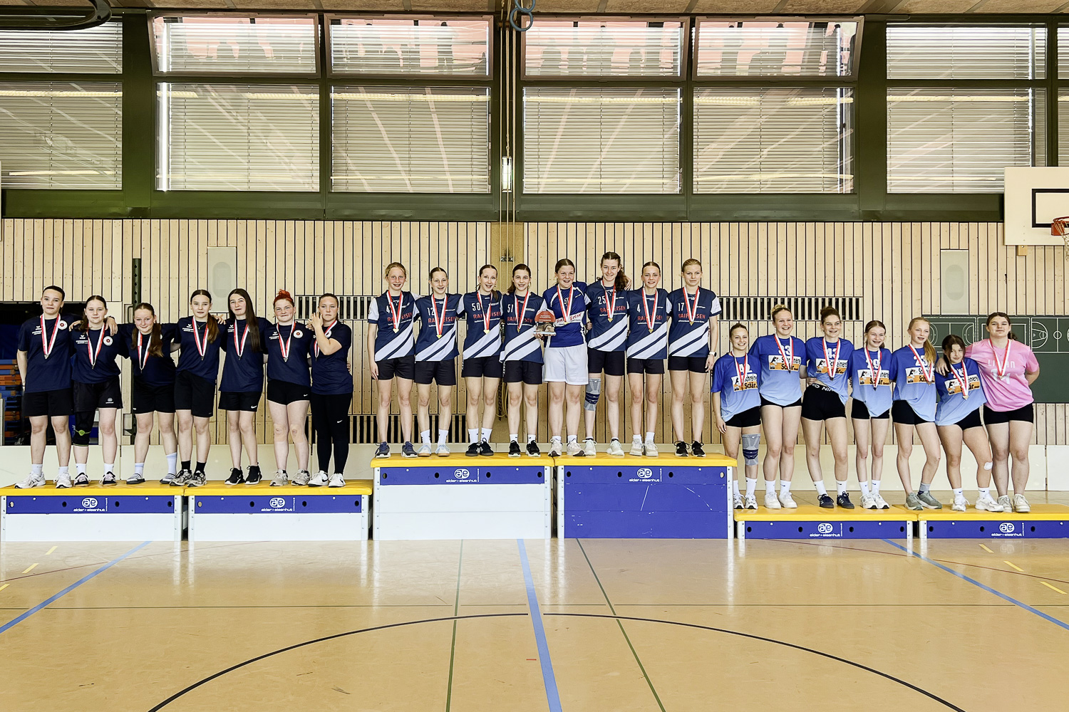 Unihockey Mädchen 7.-9. Klasse - Siegerfoto alle Podestplätze
