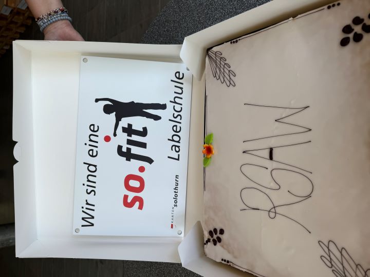 Foto Torte zum Anlass der Aufnahme so.fit Label Schule