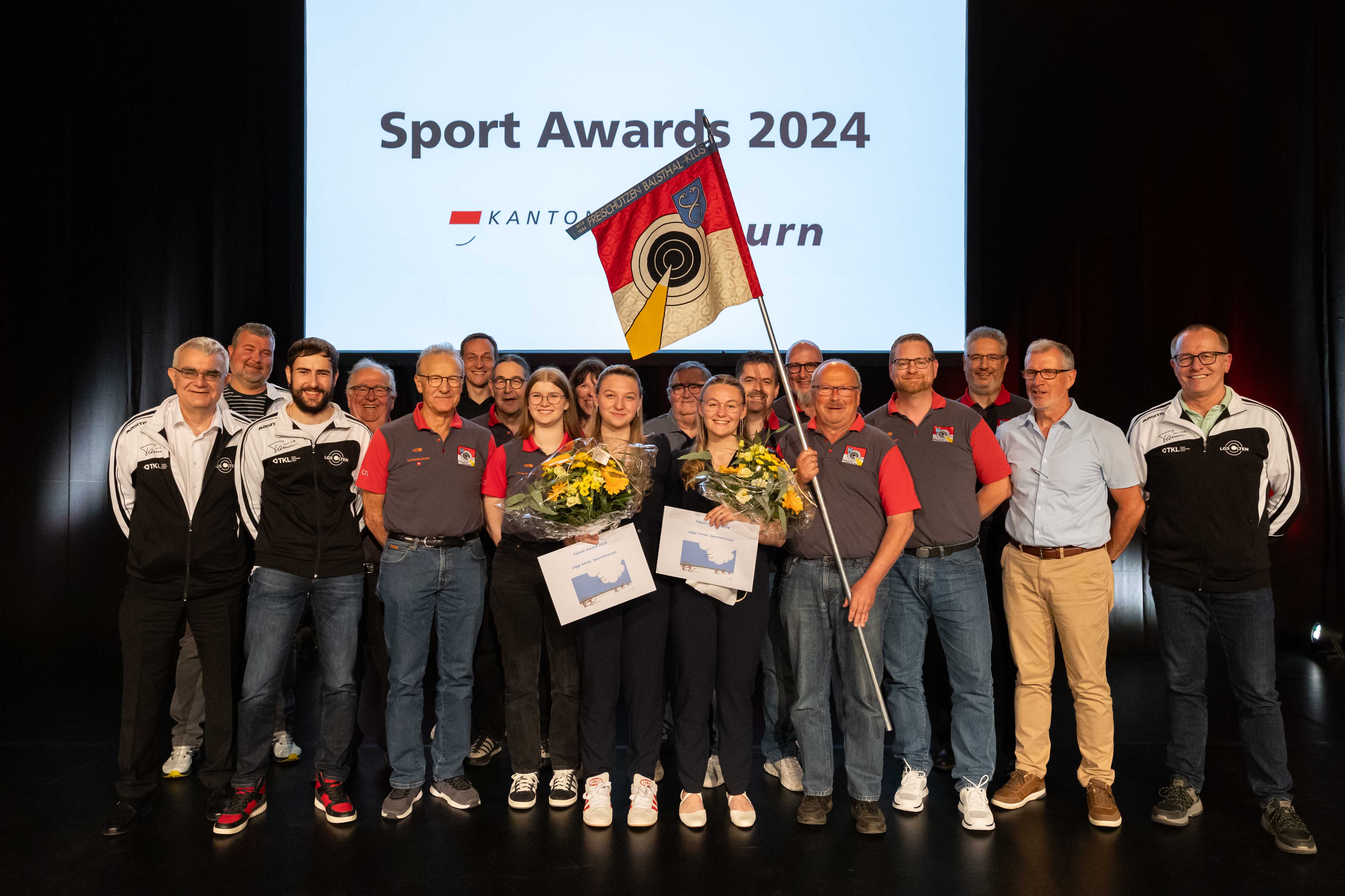 Foto Emely udn Vivien Jäggi mit Verein Sportschiessen