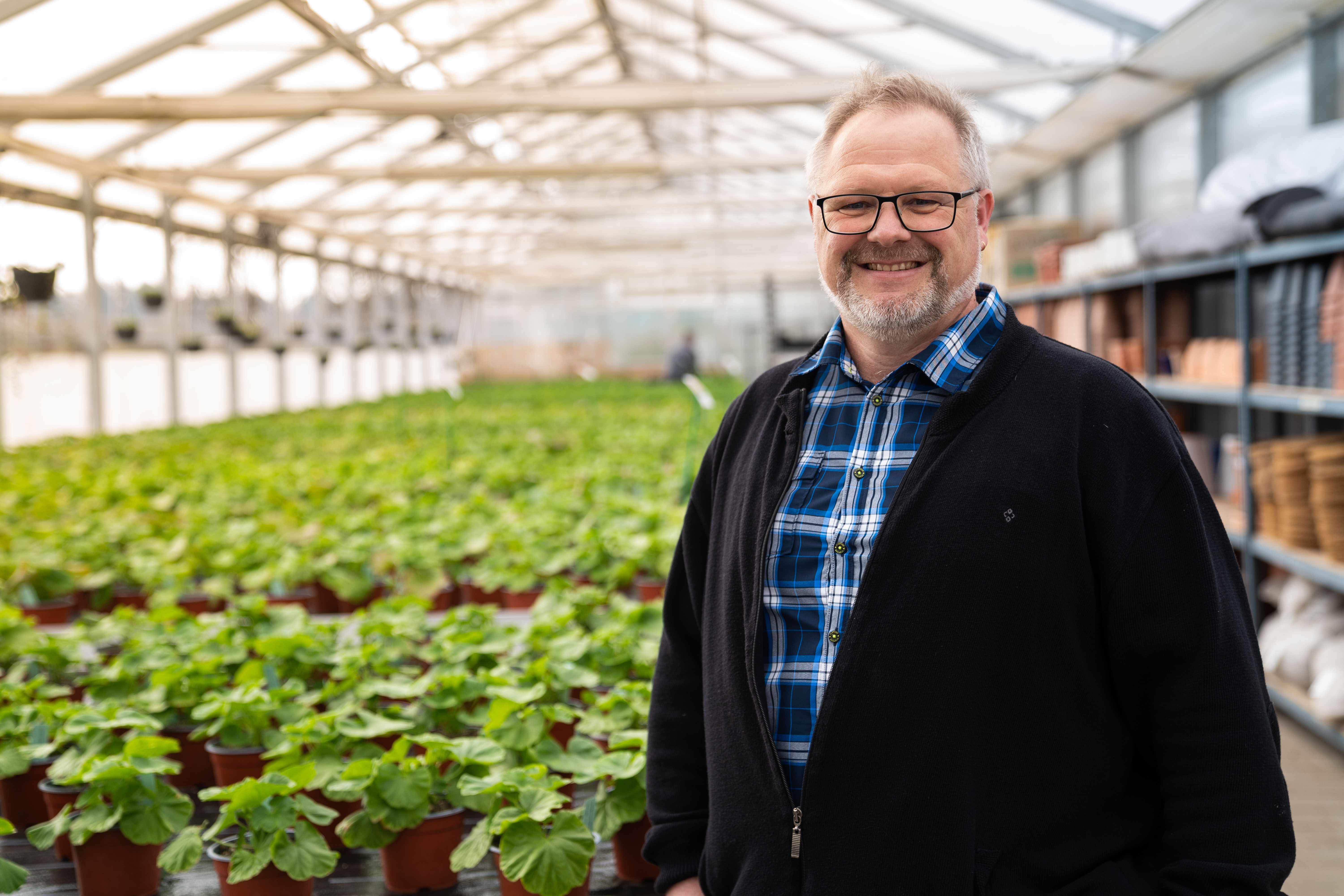 Beat Reimann im Gewächshaus der Justizvollzugsanstalt