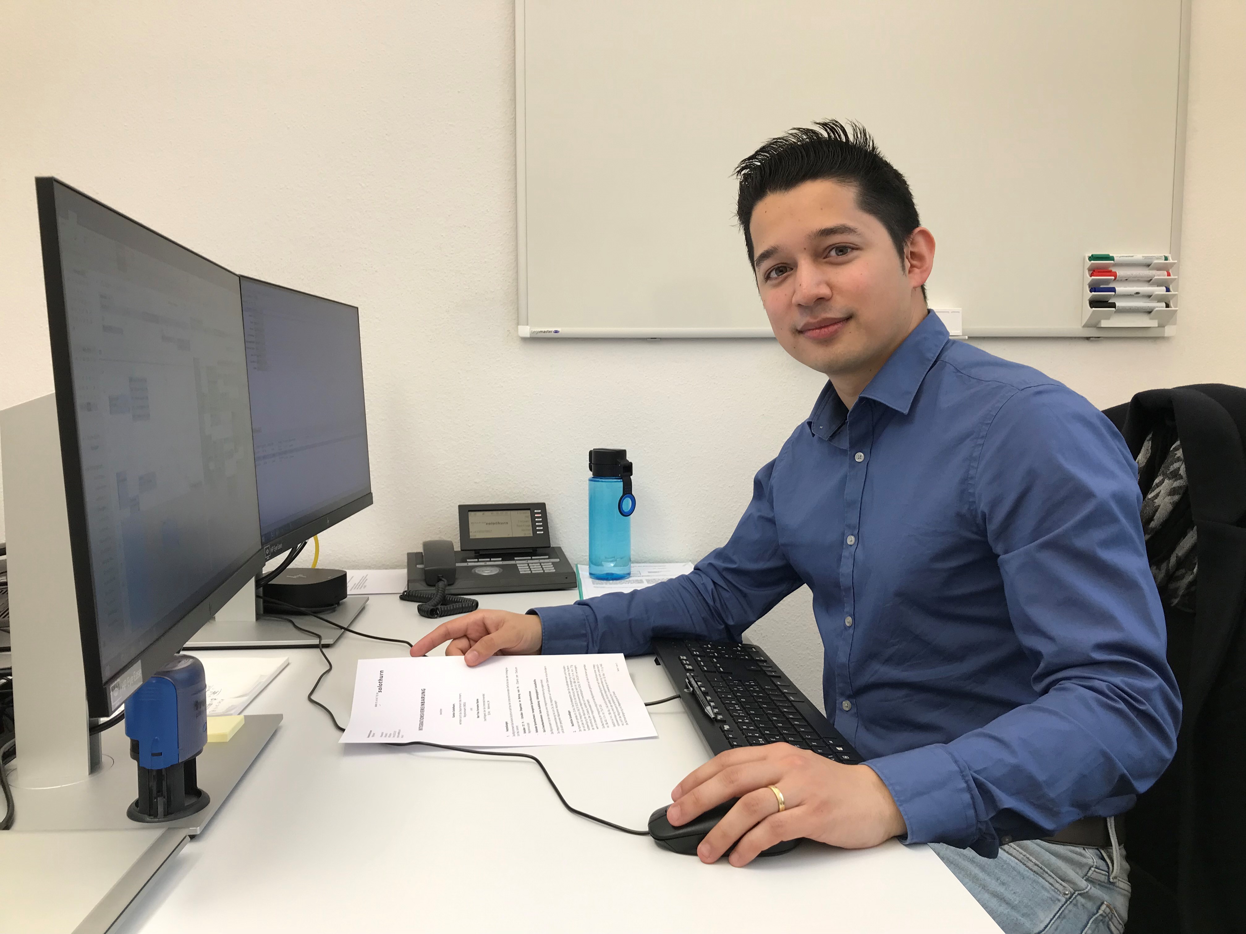 Christian Rihs an seinem Arbeitsplatz