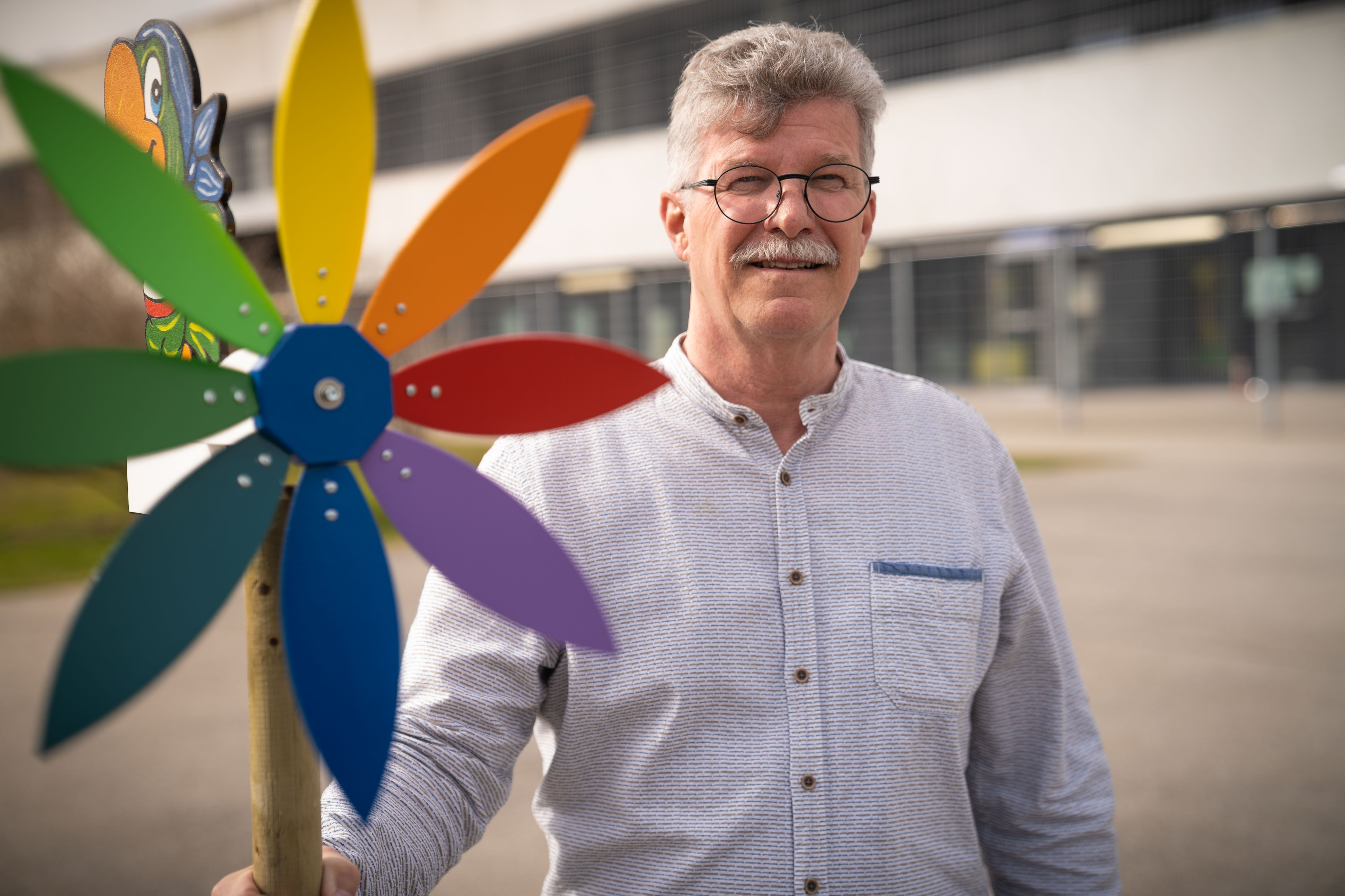 Daniel Müller mit Windrad in der Hand