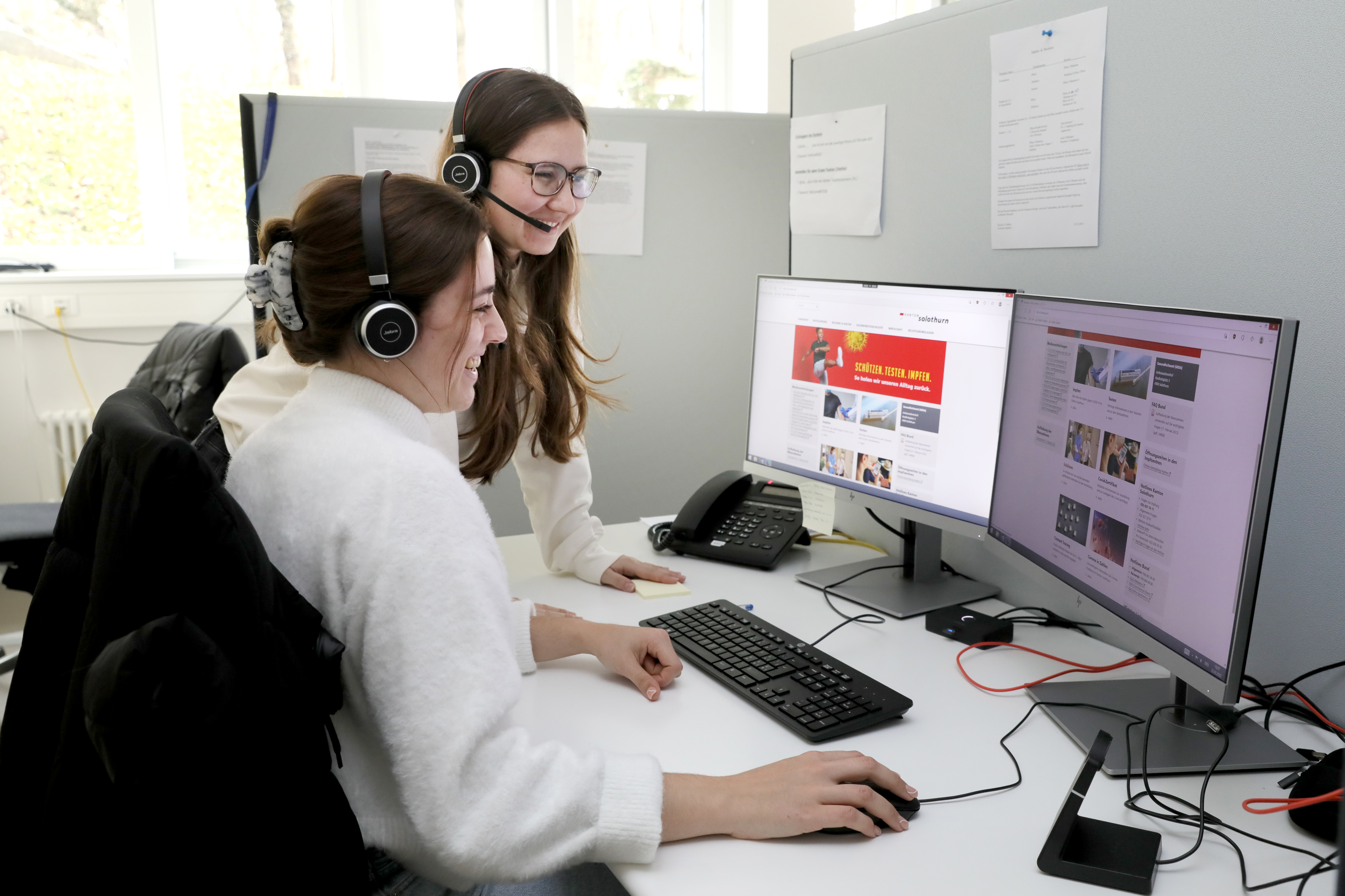 Mitarbeiterinnen der kantonalen Pandemie-Hotline am Arbeitsplatz