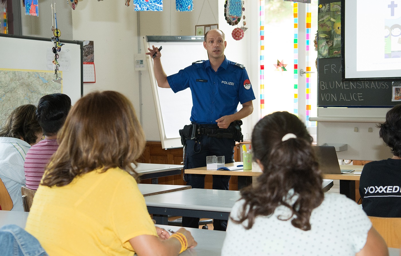 Pascal Gasser referiert an einem Deutsch-Integrationskurs