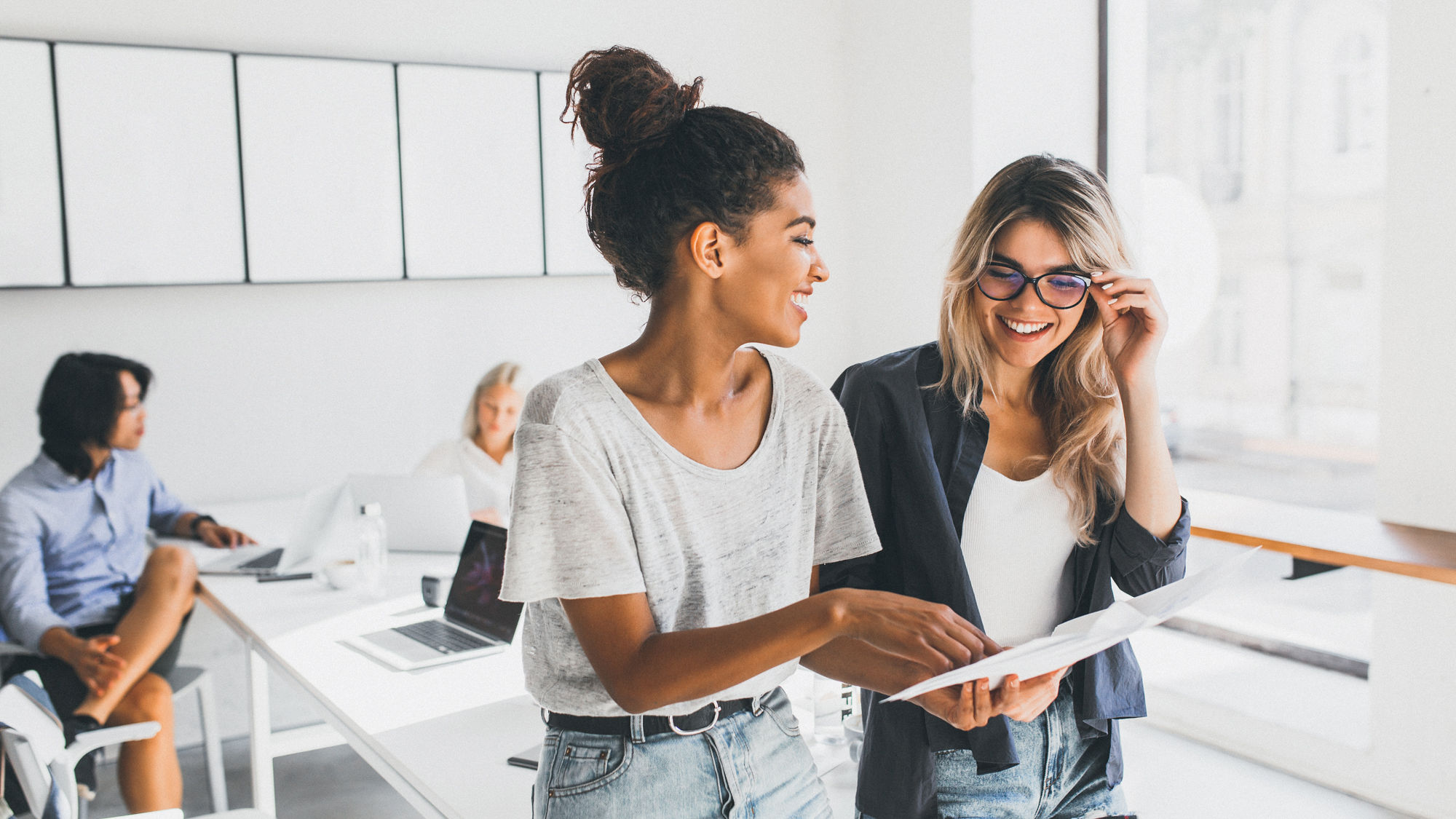 Zusammenarbeit von Personen verschiedener Herkunft.