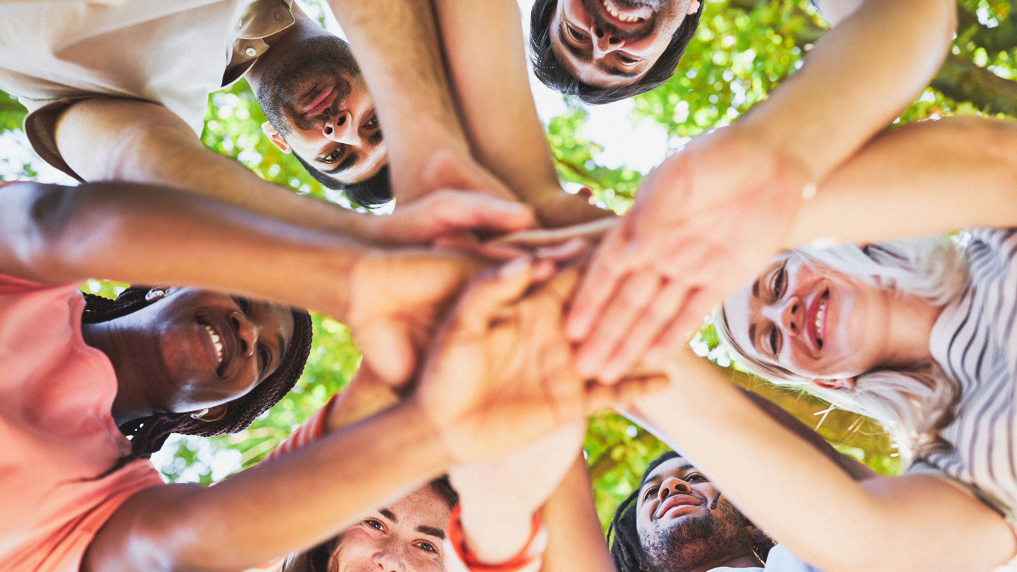 Menschen geben sich die Hände.