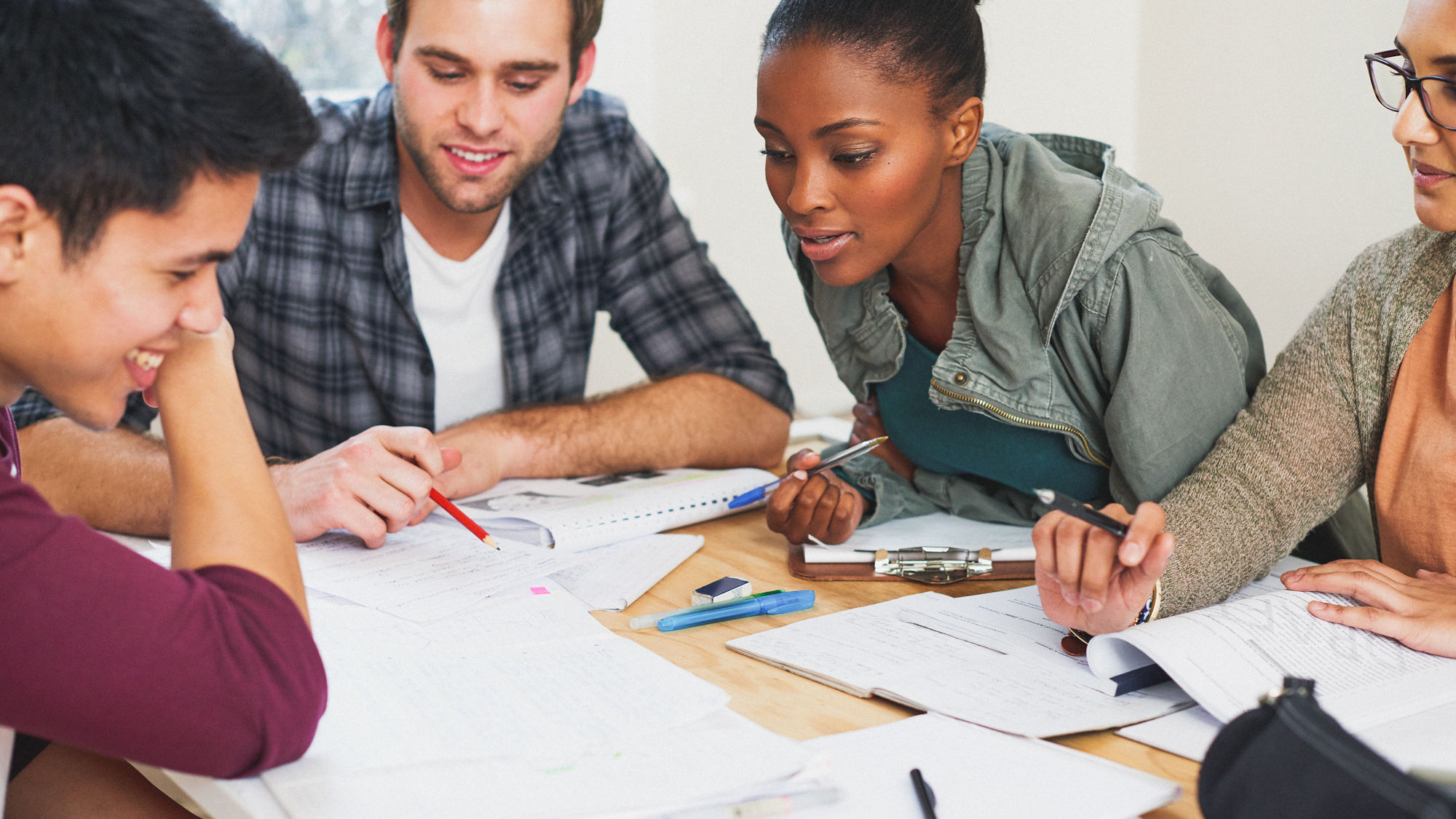 Menschen lernen gemeinsam an einem Tisch.