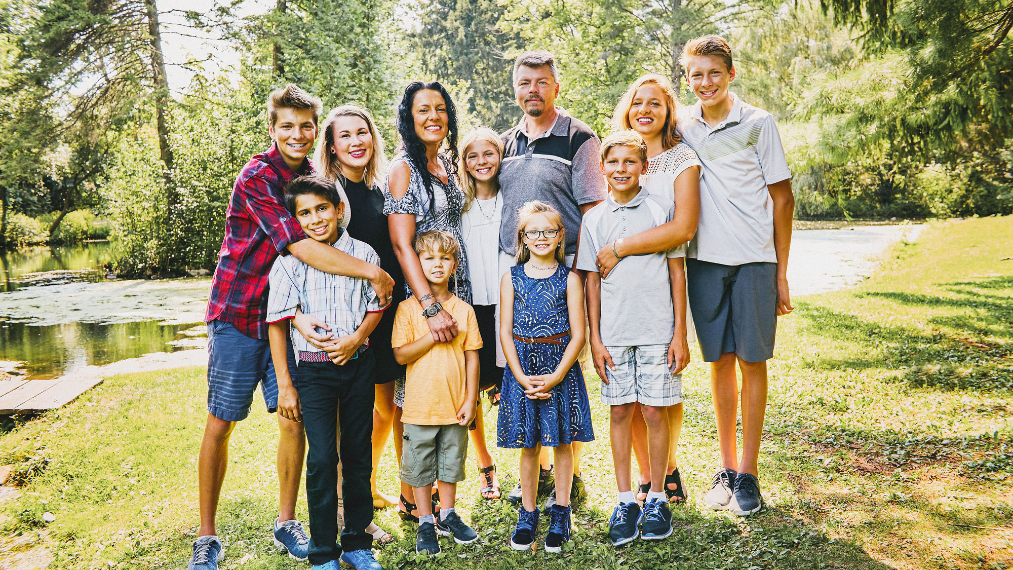 Eine Gruppe von Erwachsenen und Kindern.