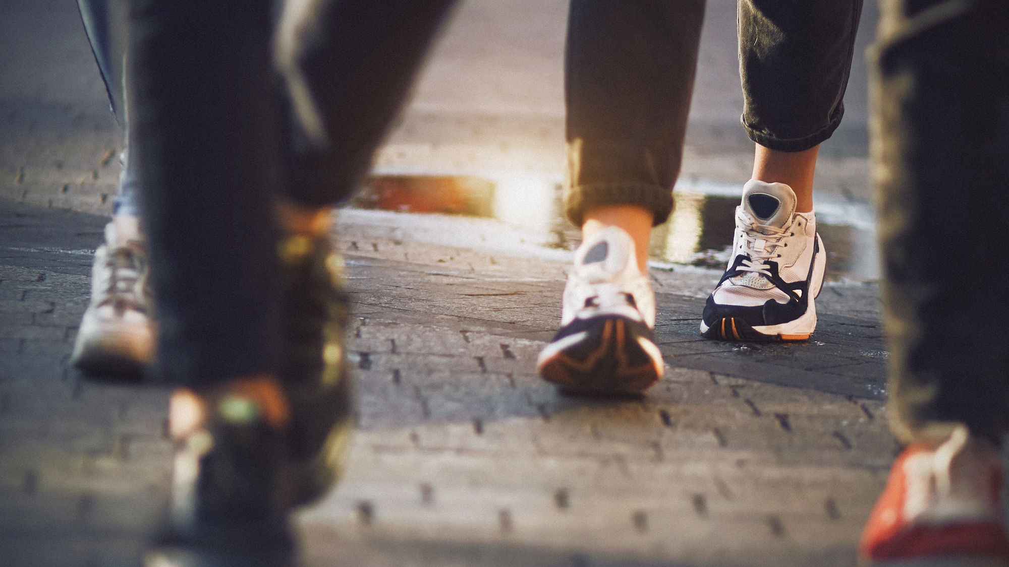 Bild einer Gruppe von Jugendlichen in Turnschuhen.
