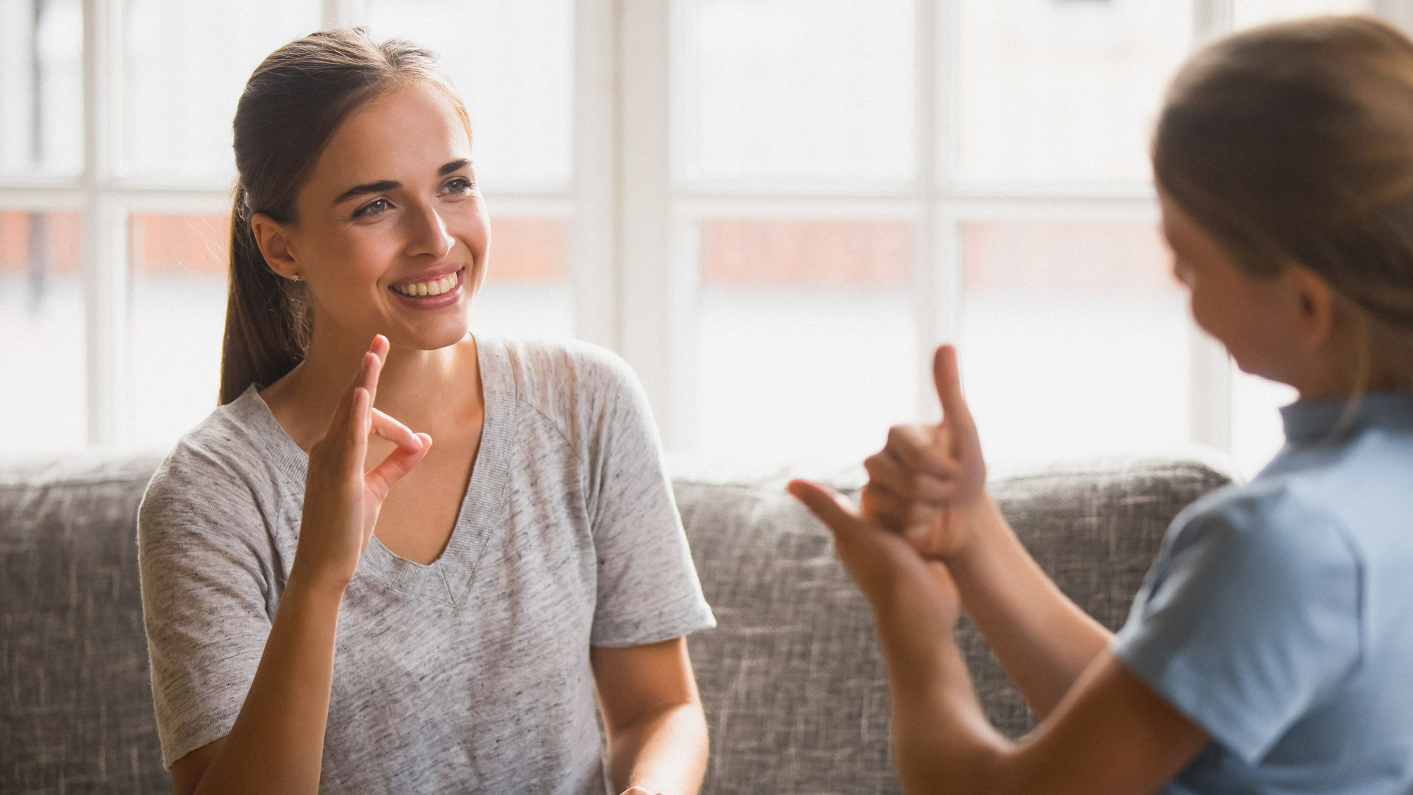 Zwei Frauen reden in der Gebärdensprache.