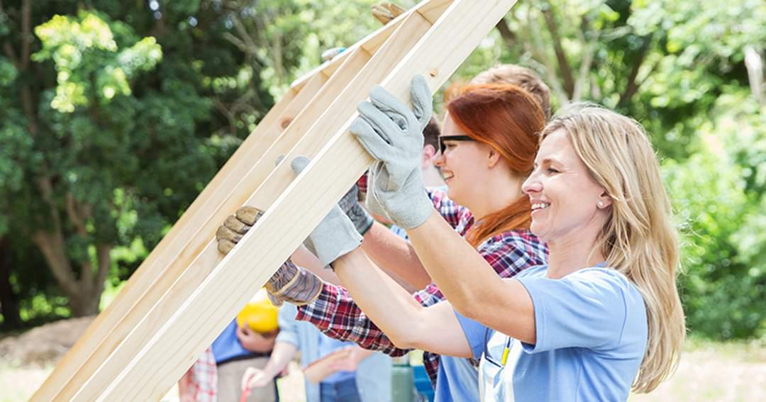Menschen bauen ein Haus