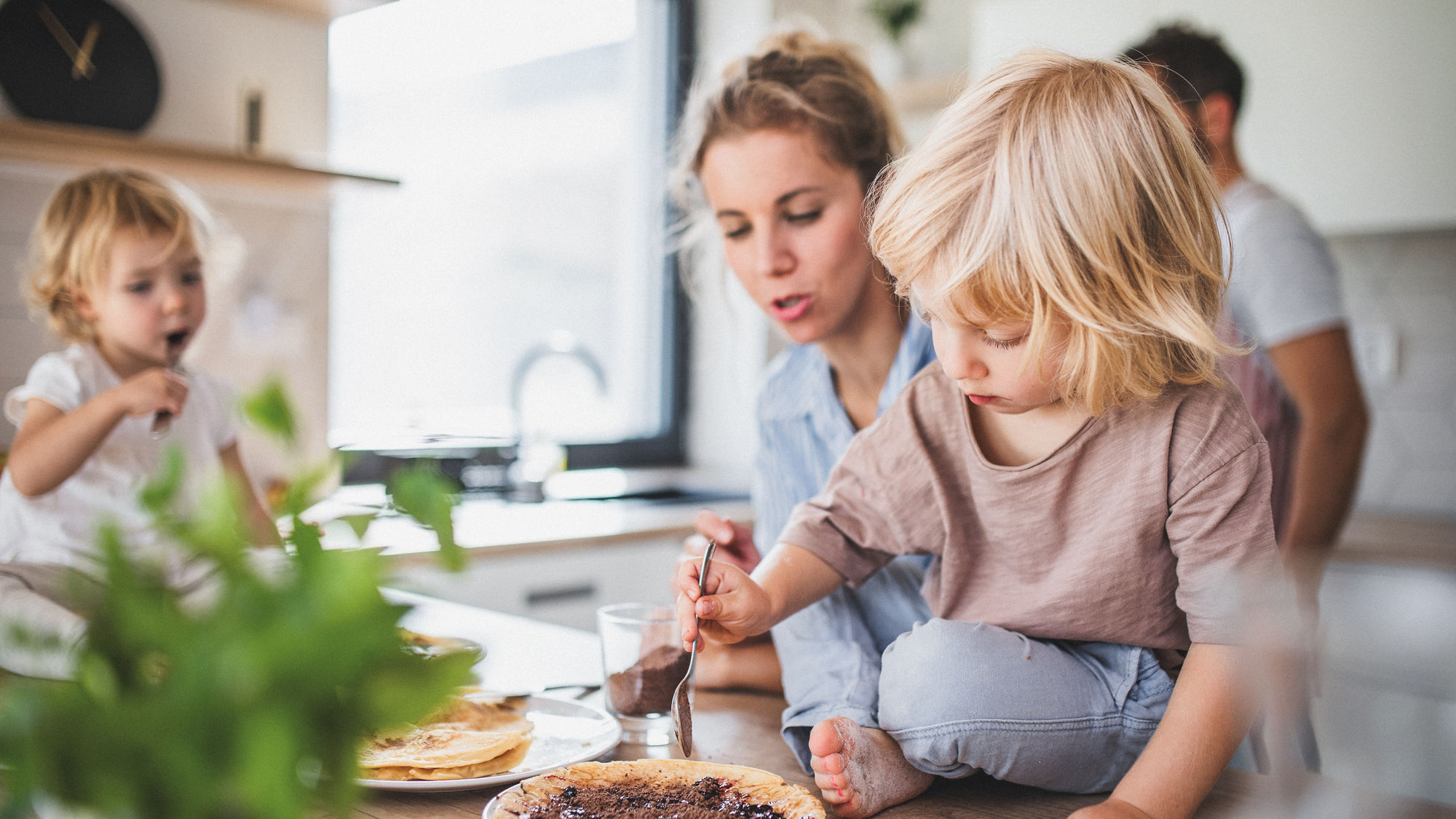 Familie sitzen am Esstisch 