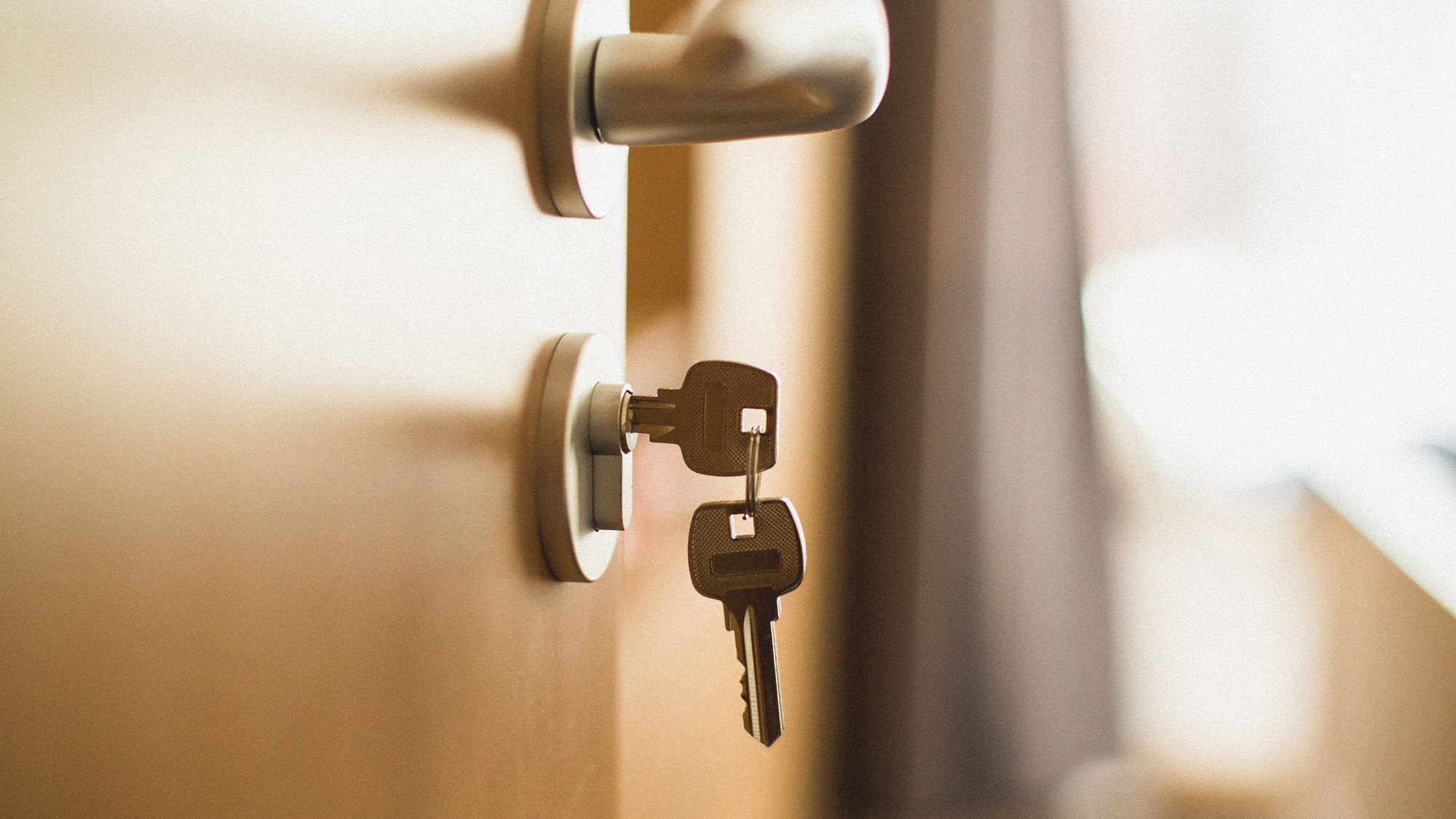 Offene Haustüre mit Schlüssel