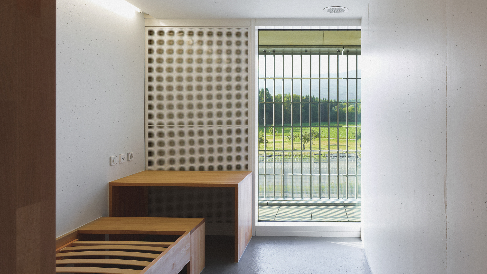 Zelle JVA Solothurn mit Blick nach aussen