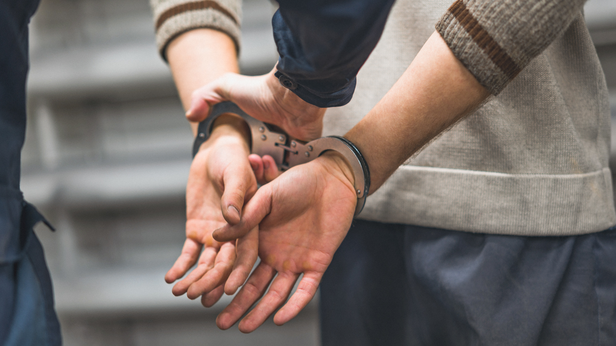 Hände in Handschellen 